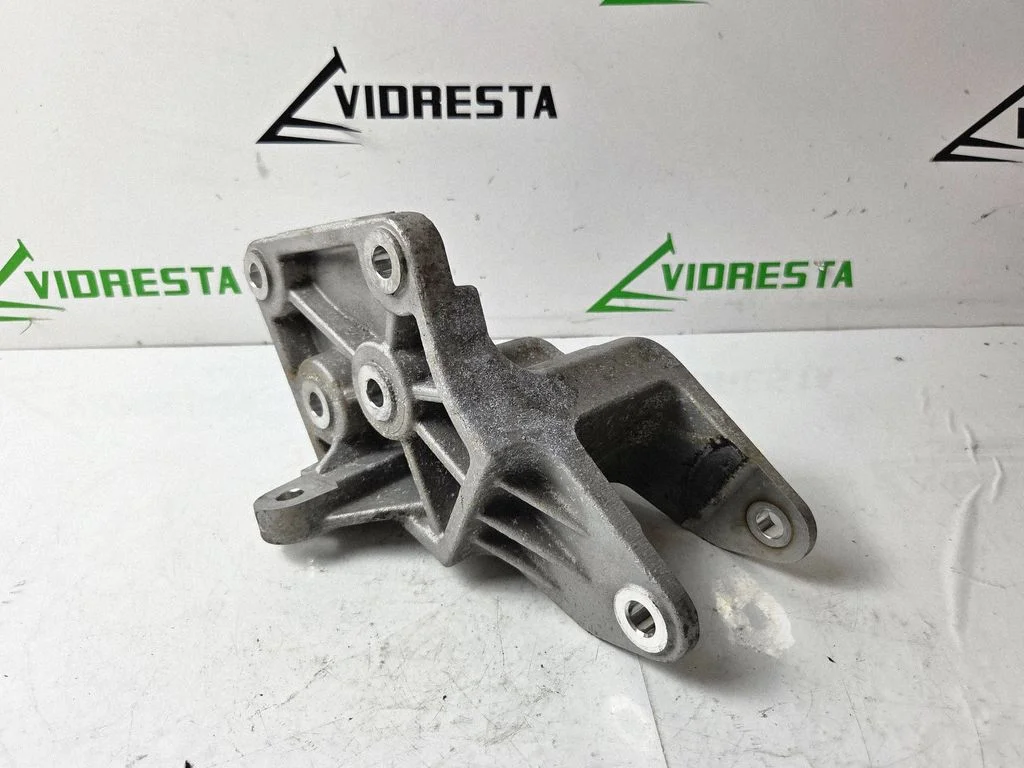 Engine mounting bracket