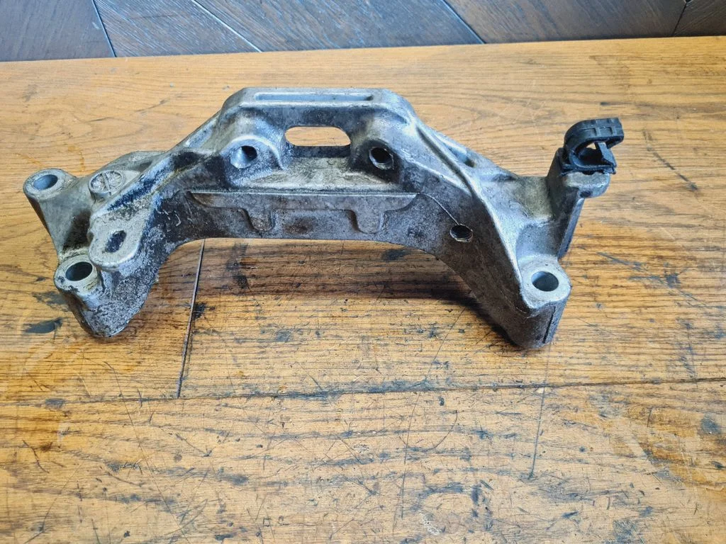 Engine mounting bracket – Peugeot 208 II (2019-)