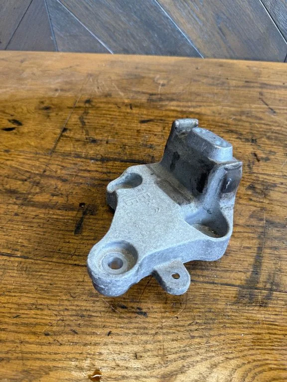 Engine mounting bracket – Peugeot 3008 II (2016-2023)