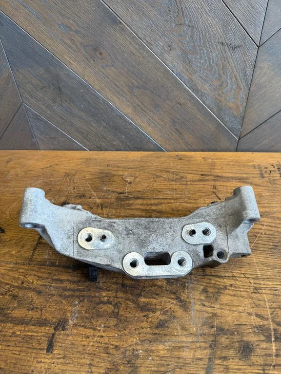 Engine mounting bracket – Peugeot 3008 II (2016-2023)
