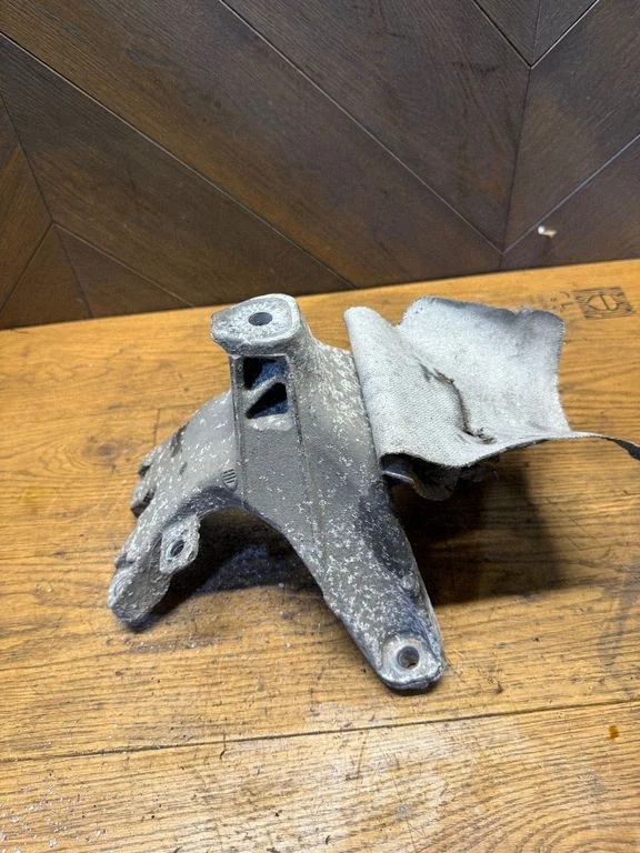 Engine mounting bracket