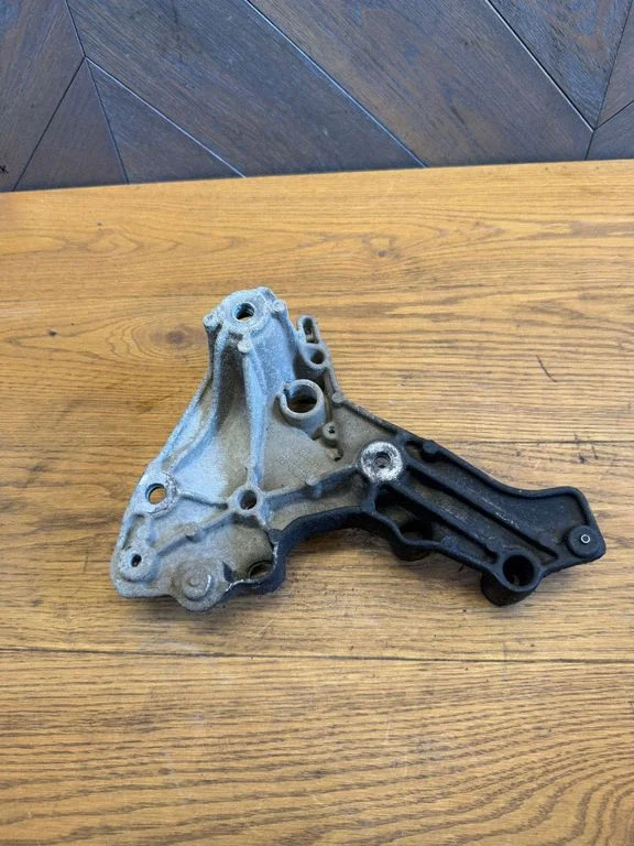 Engine mounting bracket – Opel Vivaro (2014-2018)