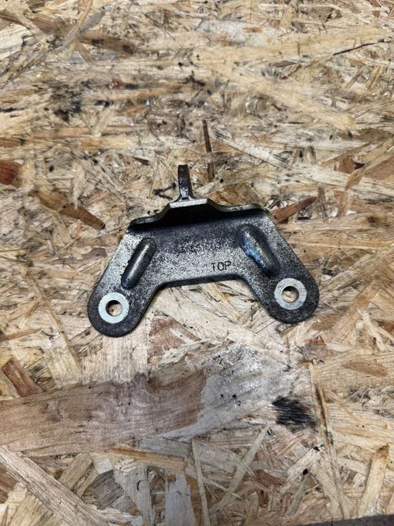 Engine mounting bracket 55180305