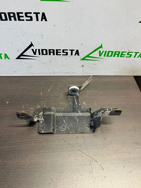 Engine mounting bracket