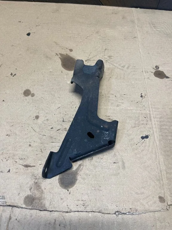 Engine mounting bracket