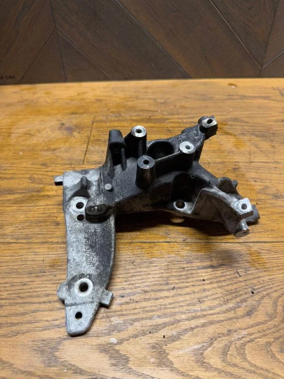 Engine mounting bracket 9674030280