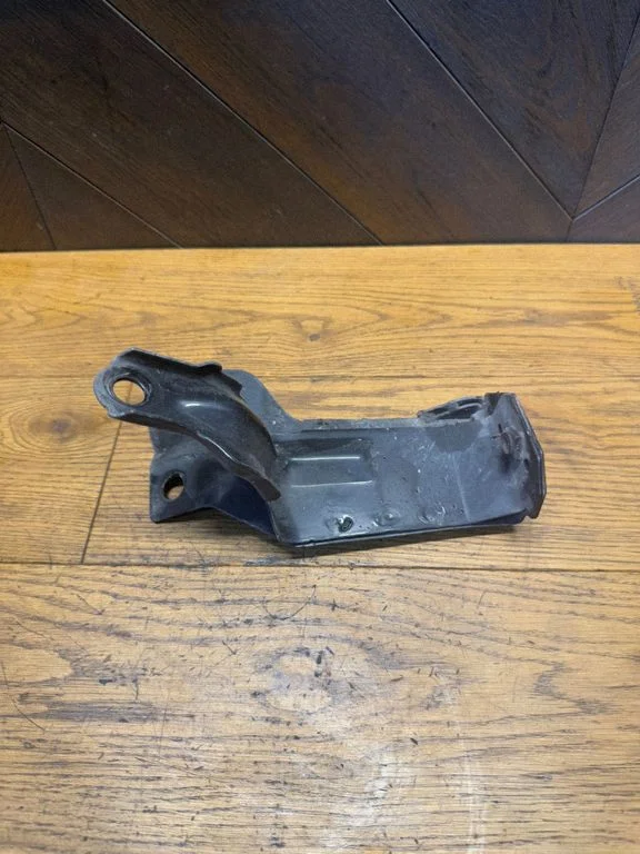 Engine mounting bracket