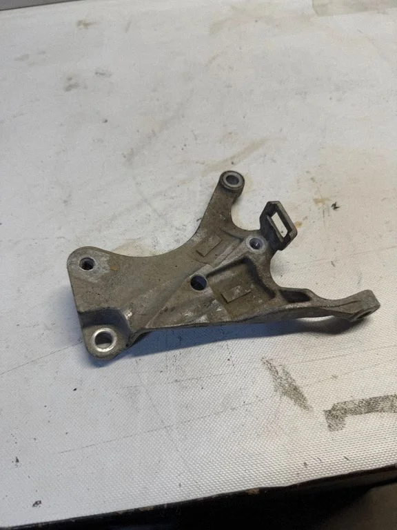 Engine mounting bracket 113103198