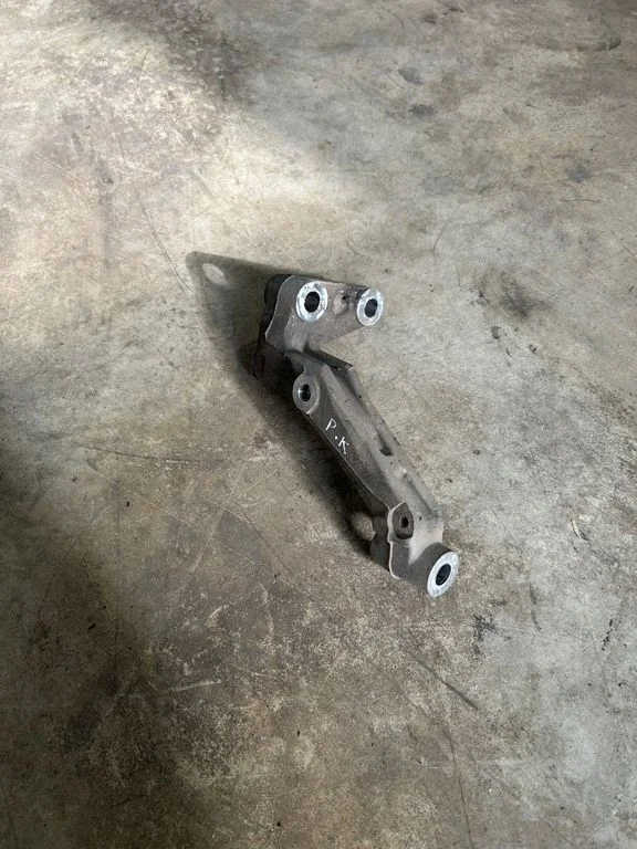 Engine mounting bracket – front left