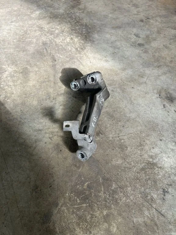 Engine mounting bracket – front right