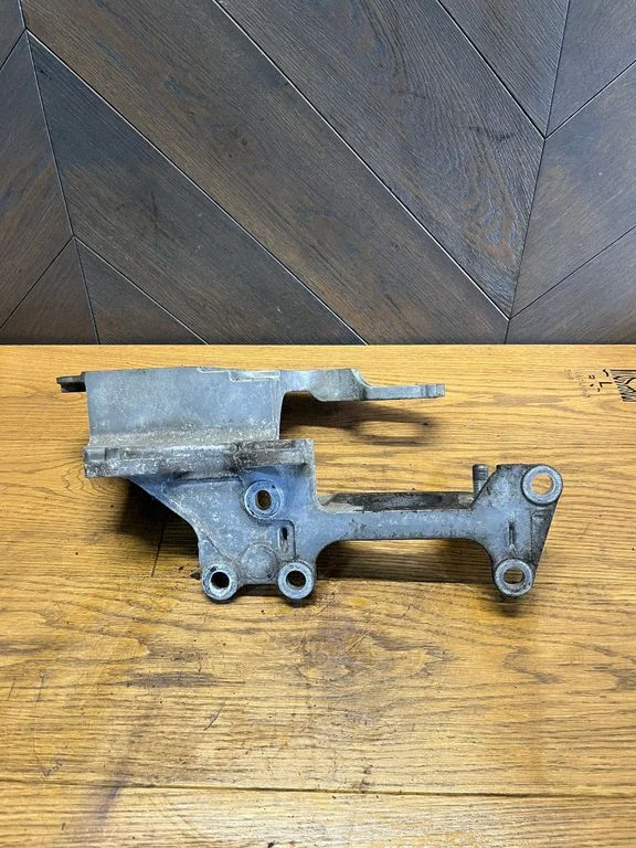 Engine mounting bracket