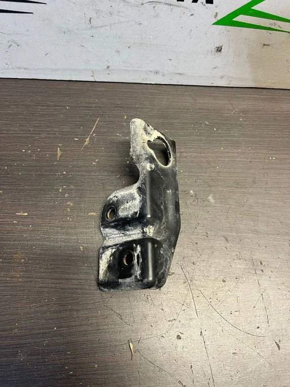 Engine mounting bracket – front left