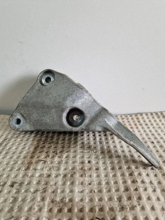 Engine mounting bracket – Opel Astra J (2010-2015)