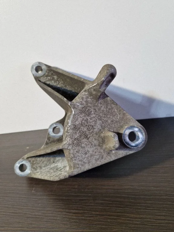 Engine mounting bracket – Opel Astra J (2010-2015)