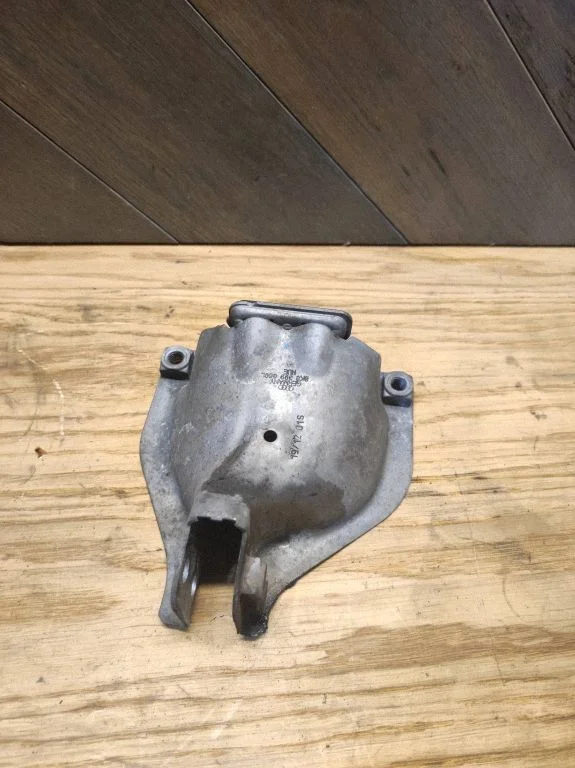 Mootori kinnituskronstein 8K0399060L