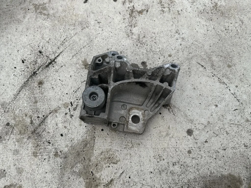 Engine mounting bracket