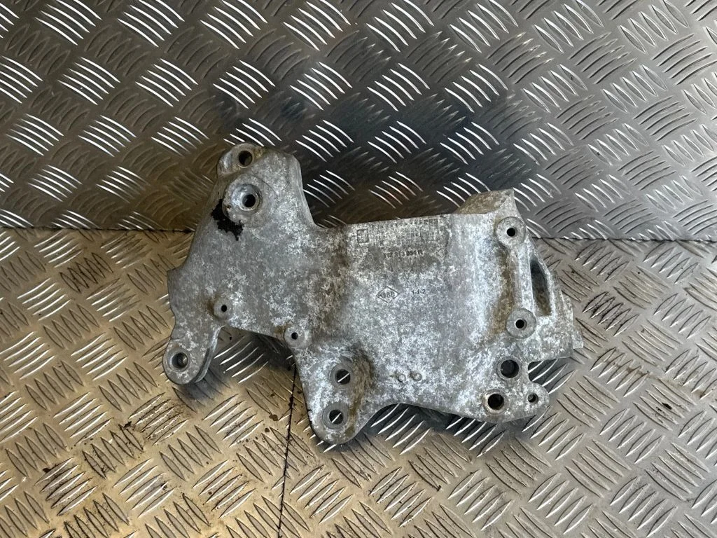 Mootori kinnituskronstein 112313054R