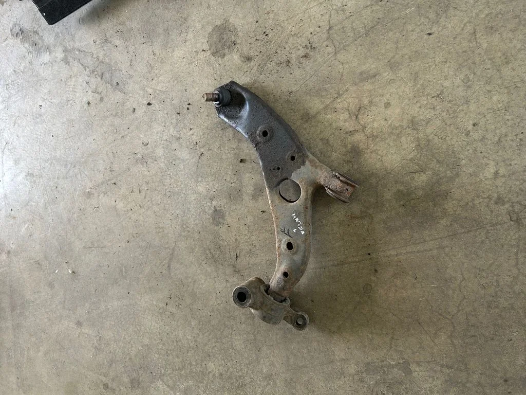 Front lower control arm/wishbone – left