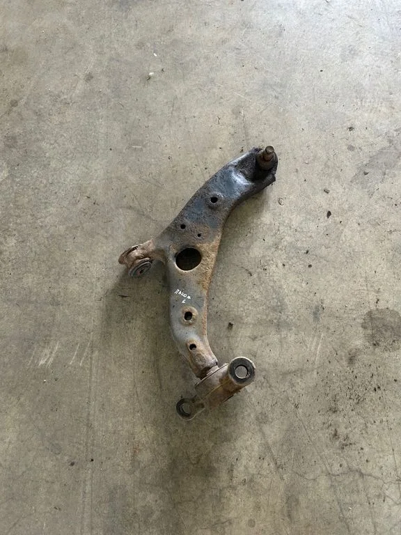 Front lower control arm/wishbone – right