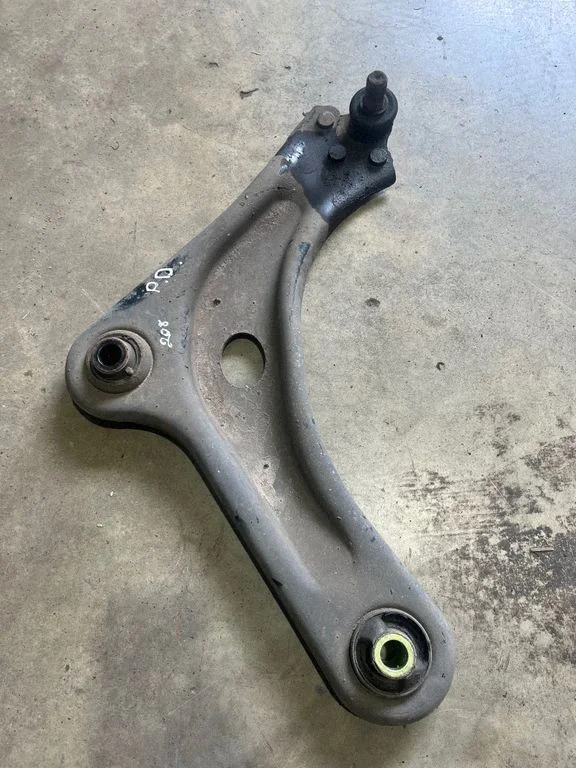 Front lower control arm/wishbone – front right