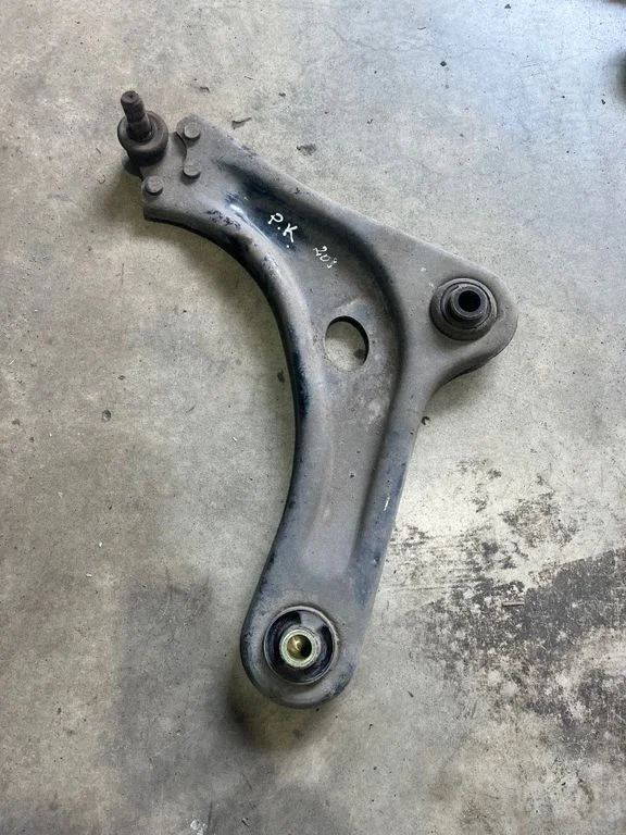 Front lower control arm/wishbone – front left