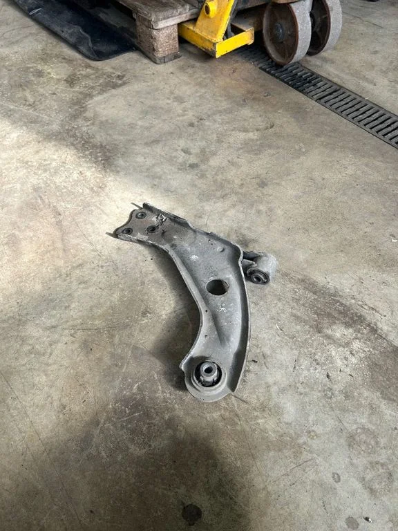 Front lower control arm/wishbone – front left