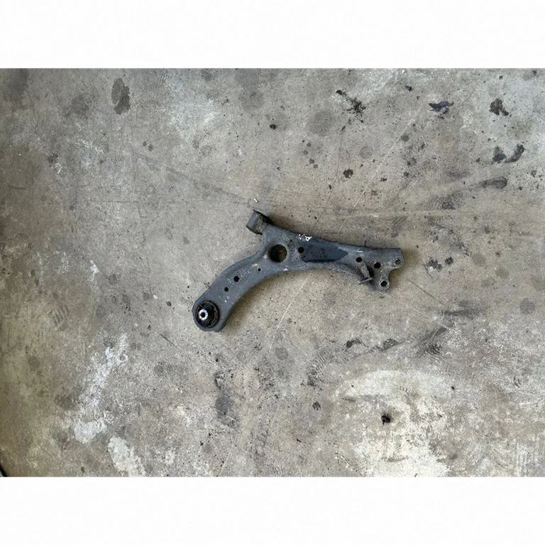 Front lower control arm/wishbone – right