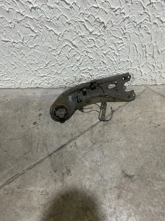 Rear upper control arm/wishbone – left