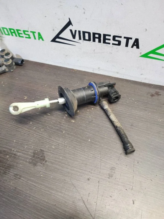 Clutch master cylinder 9670324880
