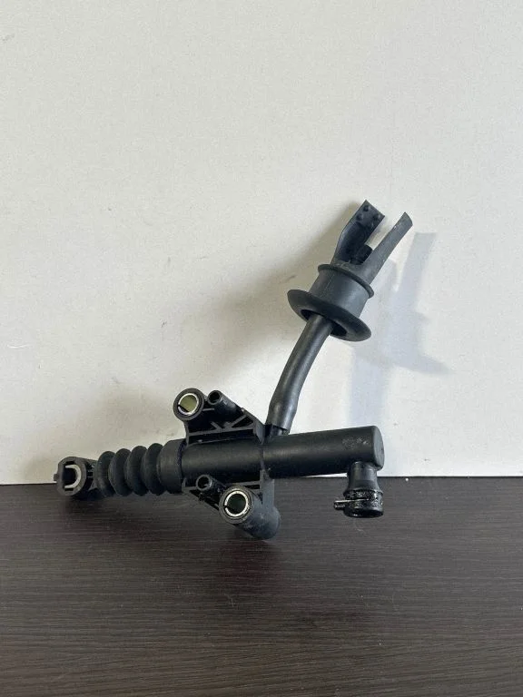 Clutch master cylinder 306108994R