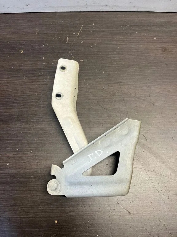 Engine bonnet/hood hinges – front right