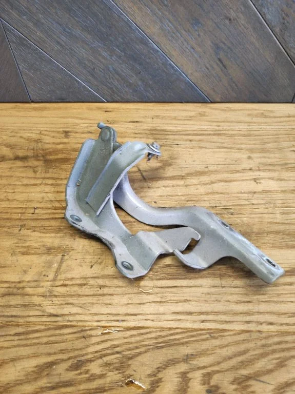 Engine bonnet/hood hinges