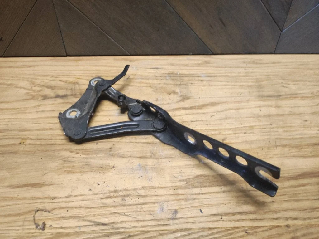 Engine bonnet/hood hinges 3T0823302B