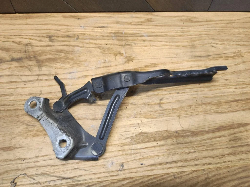 Engine bonnet/hood hinges 3T0823302B