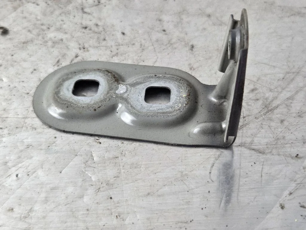 Poritiiva kinnitusklamber – BMW 6-seeria F06 Gran coupe (2012-2018)