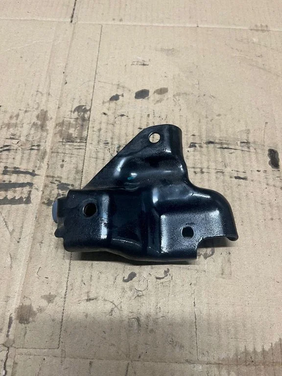 Fender mounting bracket