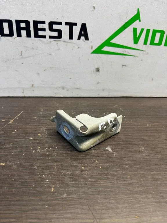 Fender mounting bracket – front right