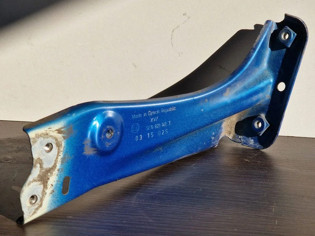 Fender mounting bracket 5E0821141