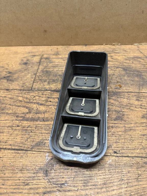 Quarter panel pressure vent 9678565780