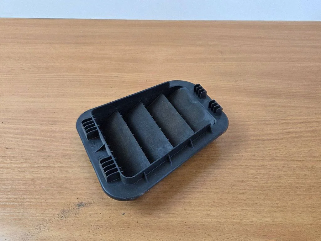 Quarter panel pressure vent 97510C8900