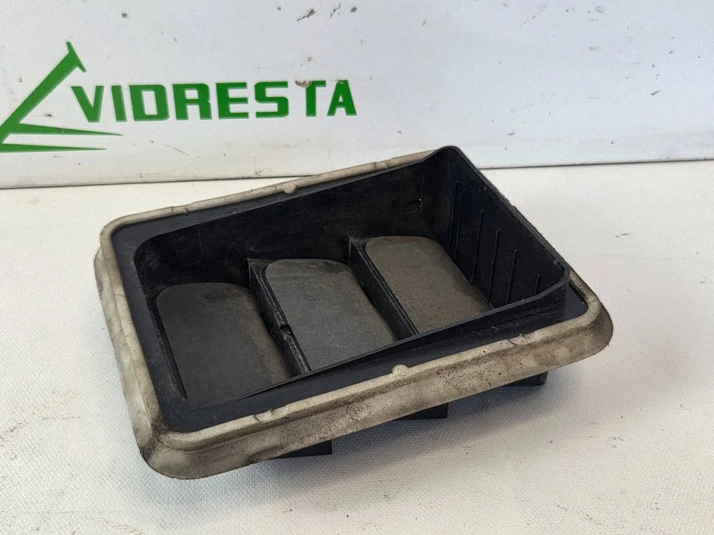 Quarter panel pressure vent 96384903