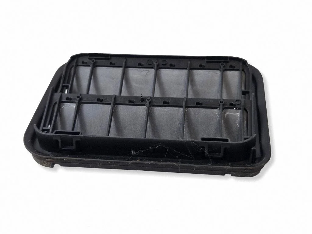 Quarter panel pressure vent 9675506980