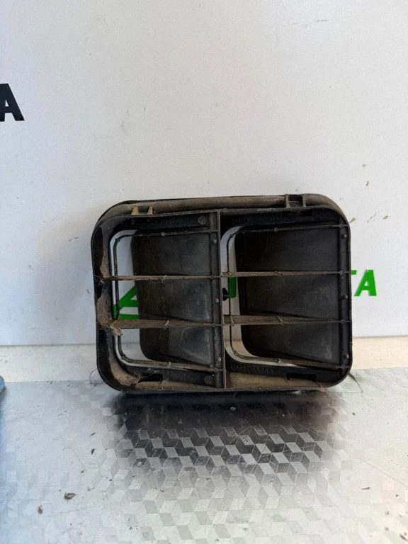 Quarter panel pressure vent 91166963