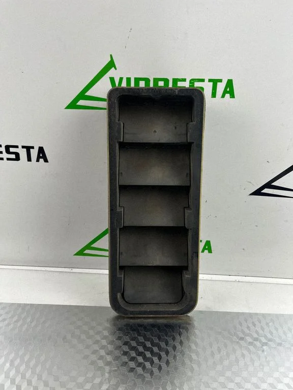 Quarter panel pressure vent 8623444