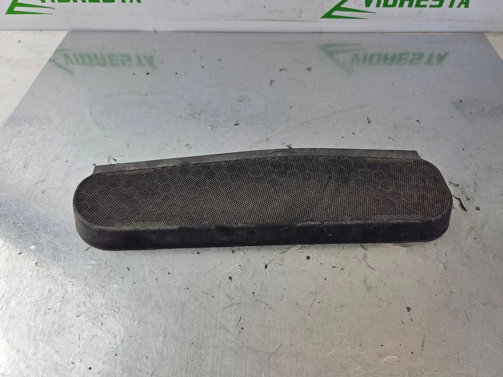Quarter panel pressure vent DT71R02216A