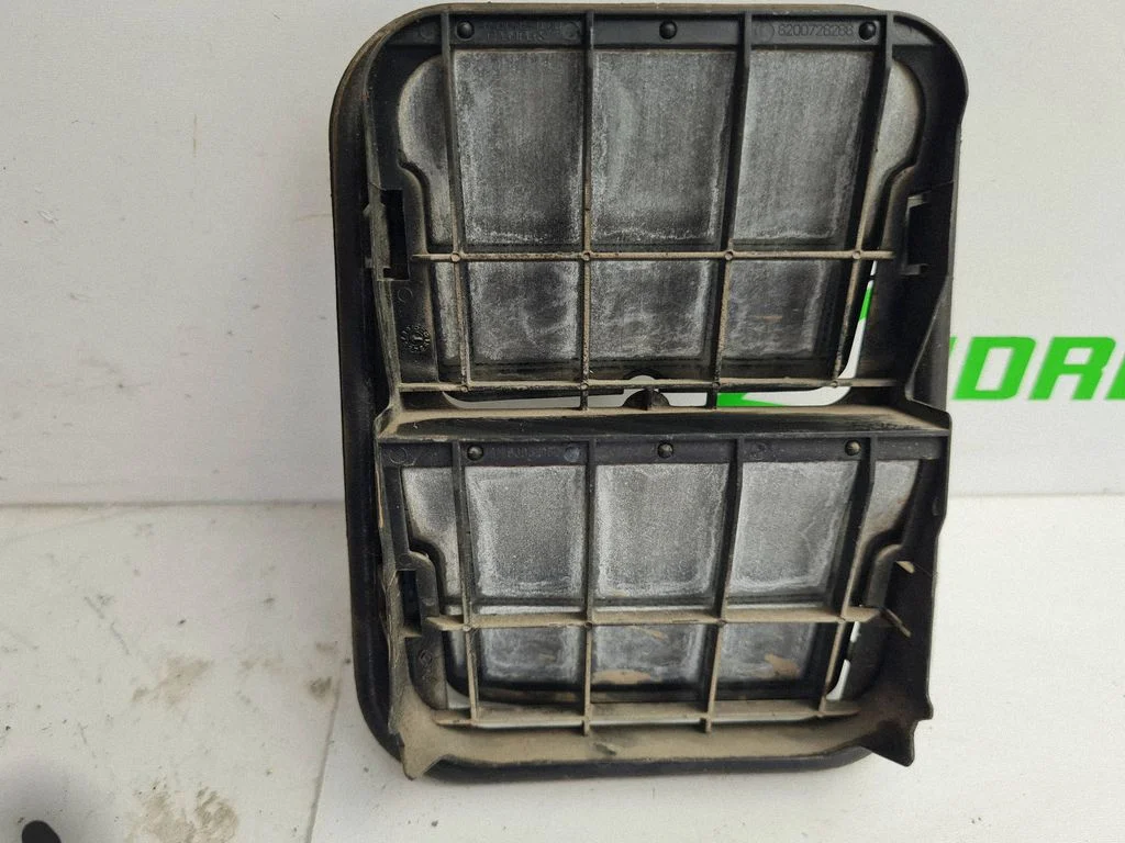 Quarter panel pressure vent
