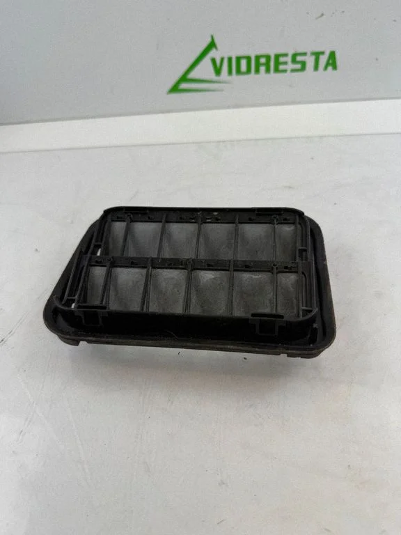 Quarter panel pressure vent