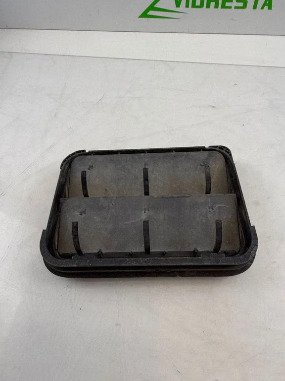 Quarter panel pressure vent