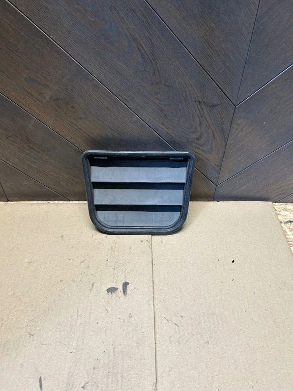 Quarter panel pressure vent