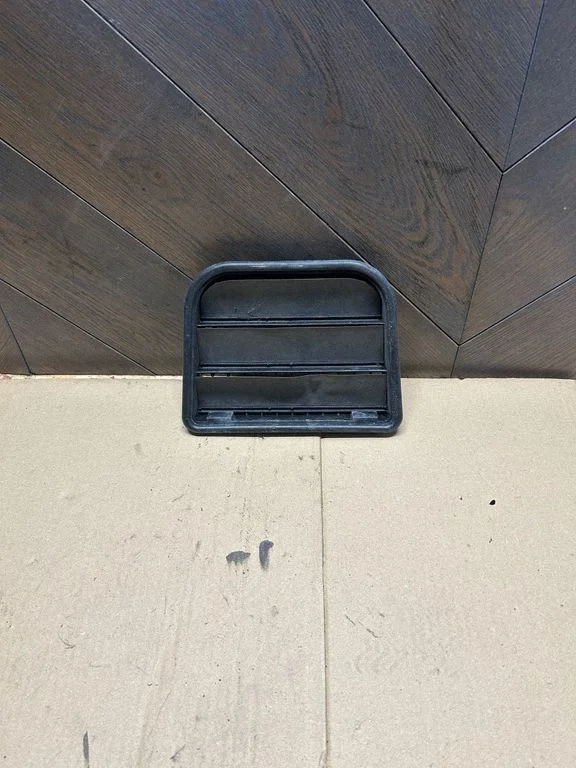 Quarter panel pressure vent